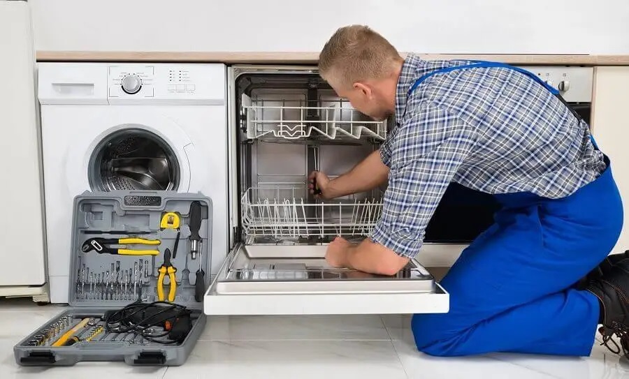 Köprübaşı Gorenje servisi teknisyen ekibi beyaz eşya tamiri yaparken